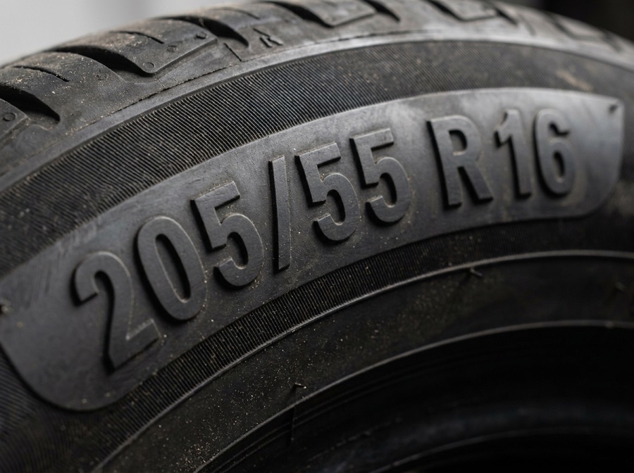 Primer plano de la medida 205/55 R16 grabada en el flanco del neumático